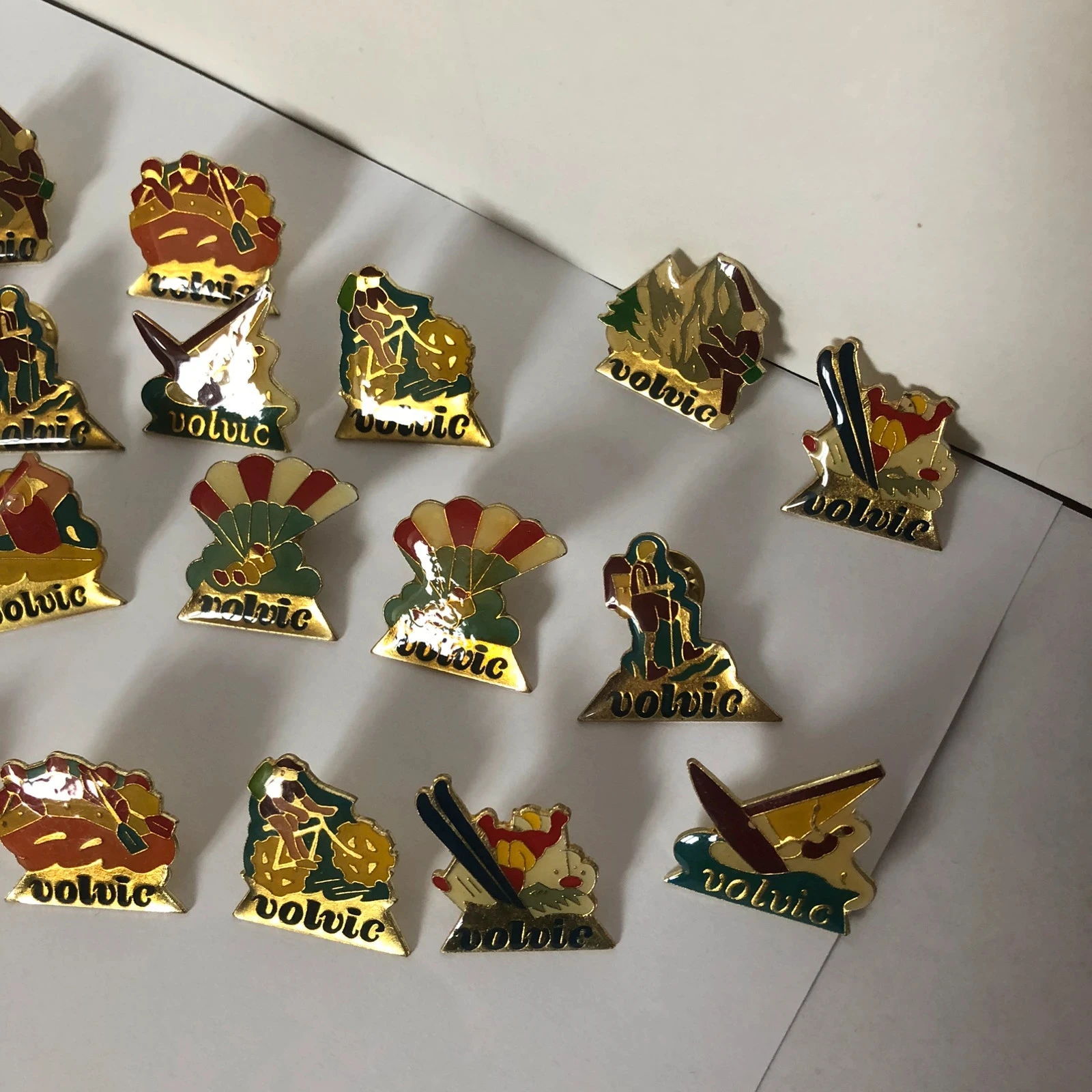 Lot 19 pin"s vintage Volvic années 90 – photo 6